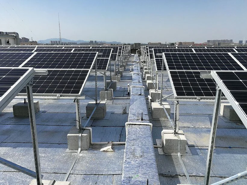 Rangées de panneaux solaires sur un toit plat