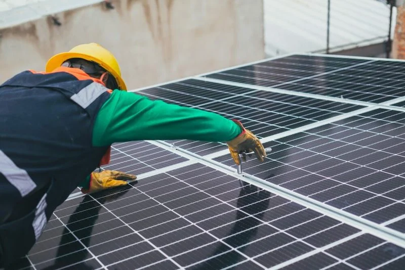 Fixation de panneaux solaires sur une toiture