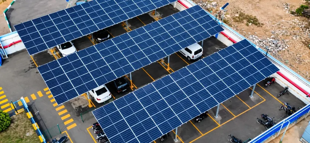 Ombrières solaires au-dessus d’un parking