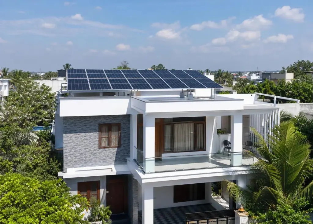 Panneaux solaires sur le toit d’une maison