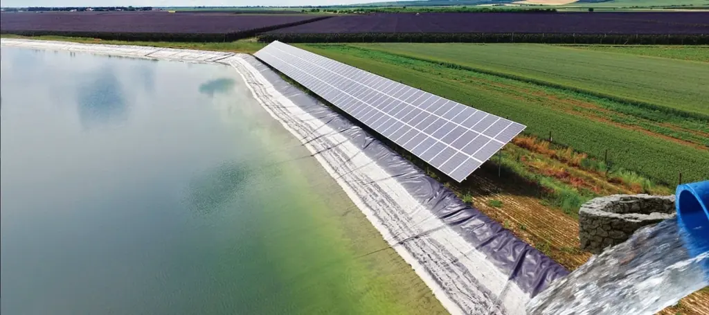 Panneaux solaires près d’un bassin d’irrigation
